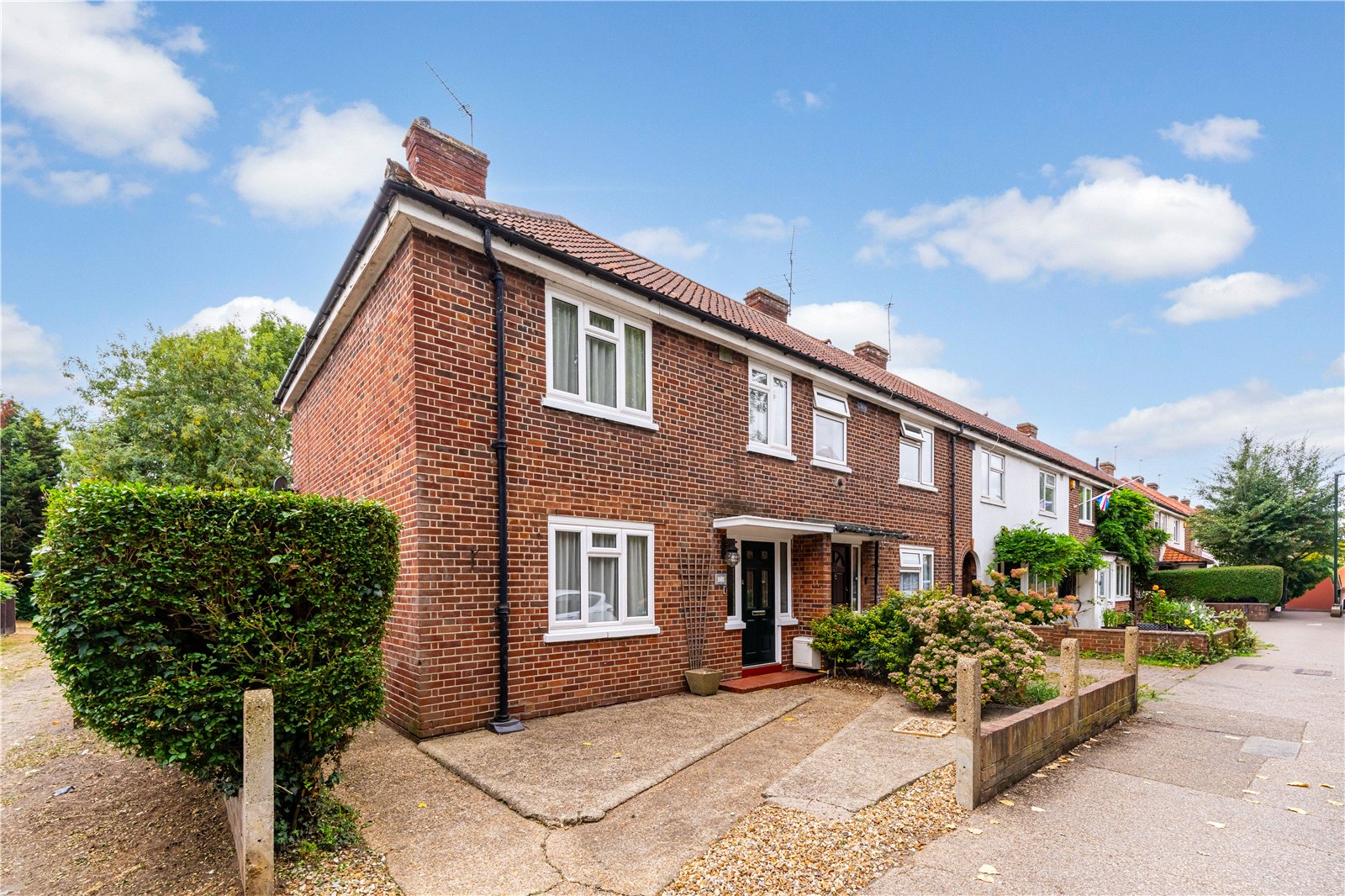 Bishops Grove, Hampton, TW12 1AJ