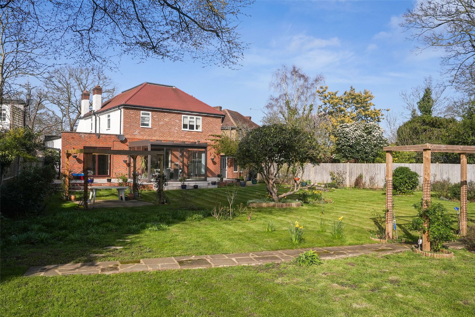 Manor Gardens, Hampton, TW12 2TX