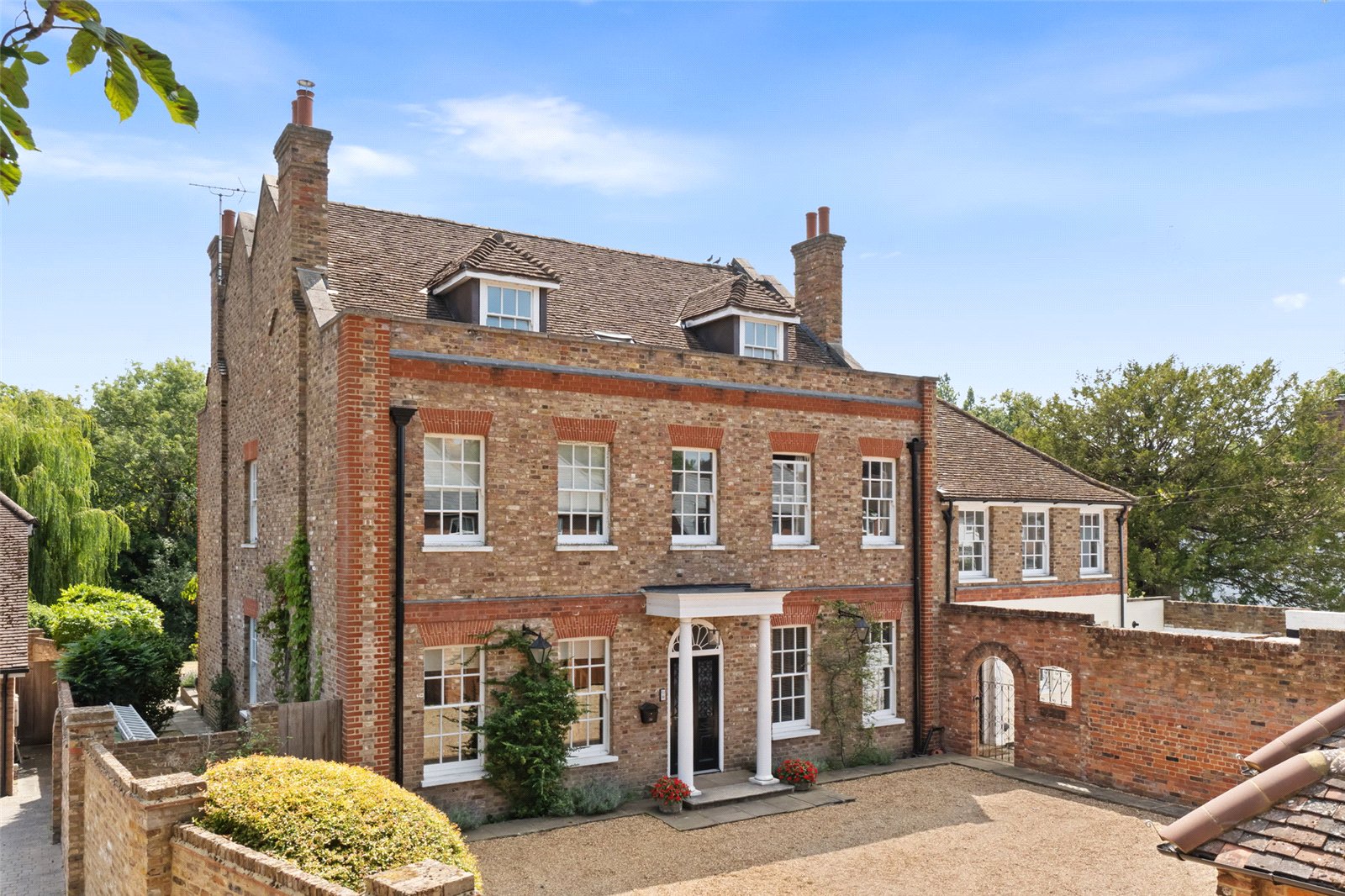 Chertsey Road, Shepperton, TW17 9LA